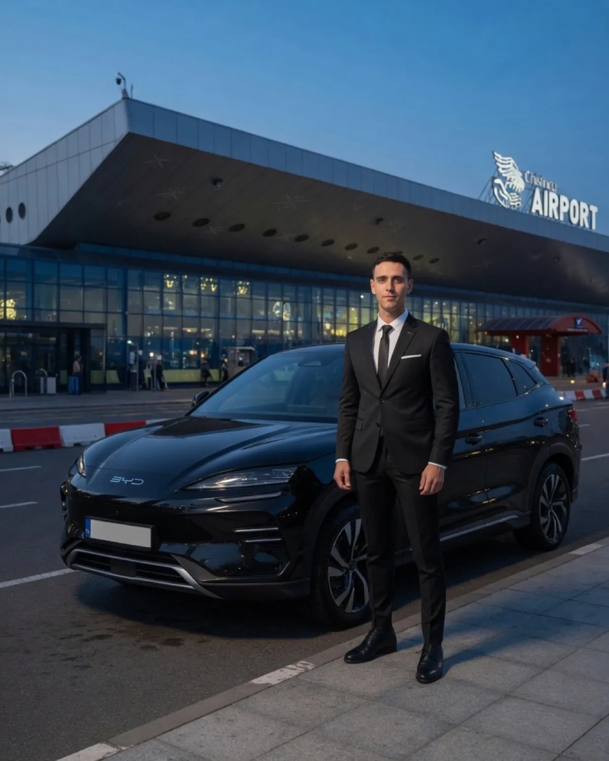 Cristin Modvol, șoferul Arivo, lângă mașină în fața aeroportului Chișinău